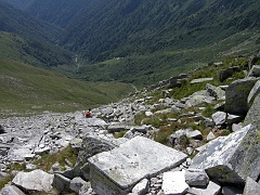 Alla ns destra l'alpe Basagrana all'inizio della valle che scende selvaggia nel Parco della Valgrande